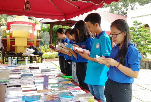 Hội sách do Câu lạc bộ Thanh niên tình nguyện huyện Cần Giuộc tổ chức